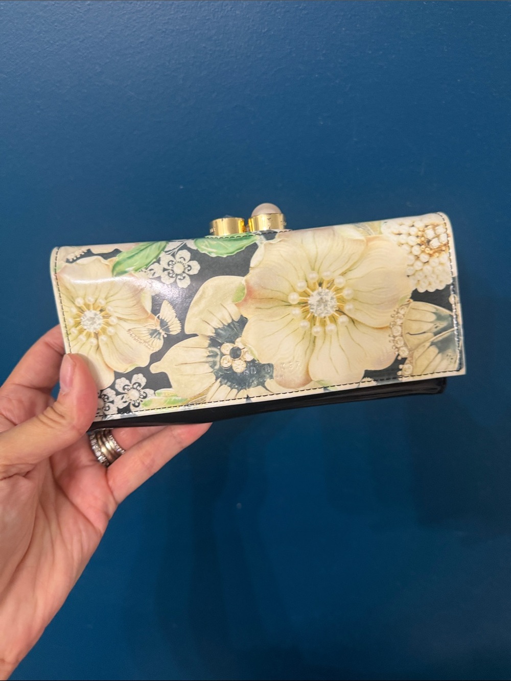 Ted Baker London Floral Print Wallet in Cream and Black